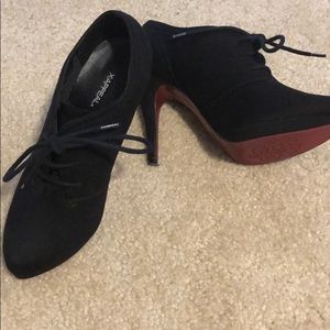 Rod bottom bootie pumps